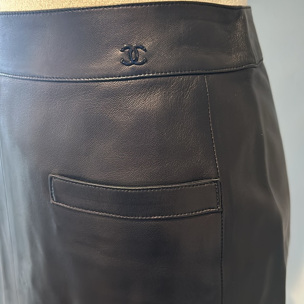 Chanel vintage black leather mini skirt size 34/US size 4. - Picture 3 of 8